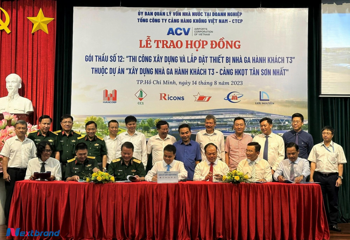 Contract awarding ceremony for construction and installation of equipment for passenger terminal T3 at Tan Son Nhat airport in the afternoon of August 14, 2023