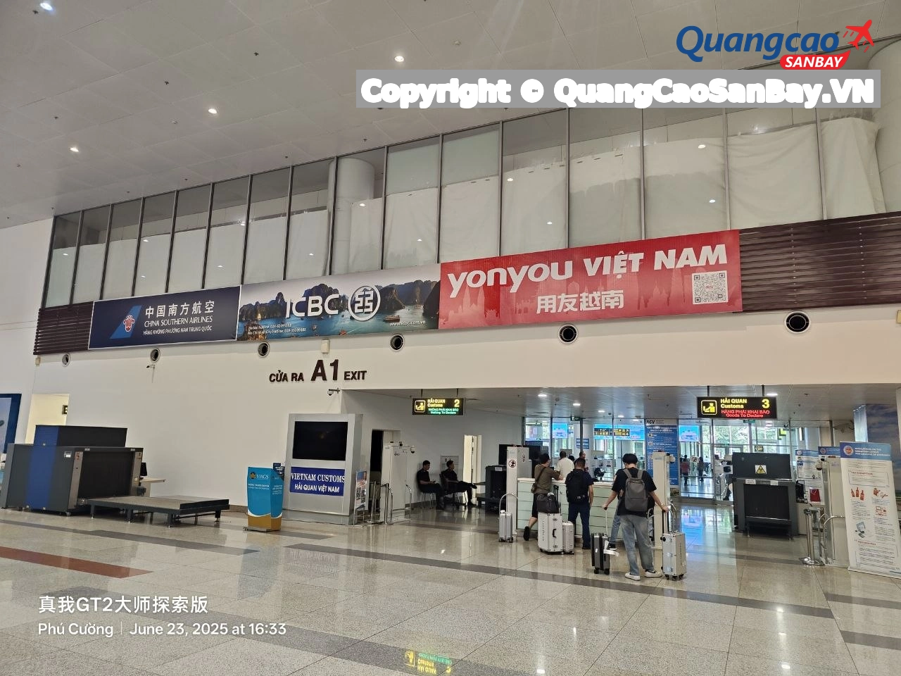 Biển quảng cáo YonYou, ICBC, China Southern Airlines tại cửa ra A1 Ga Quốc tế Nội Bài