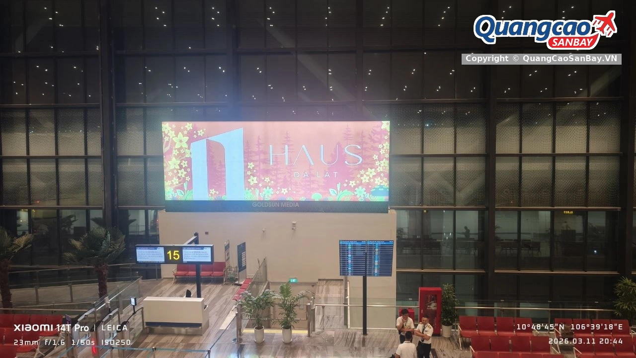 Màn hình LED quảng cáo HAUS DALAT sáng rõ nét tại sân bay