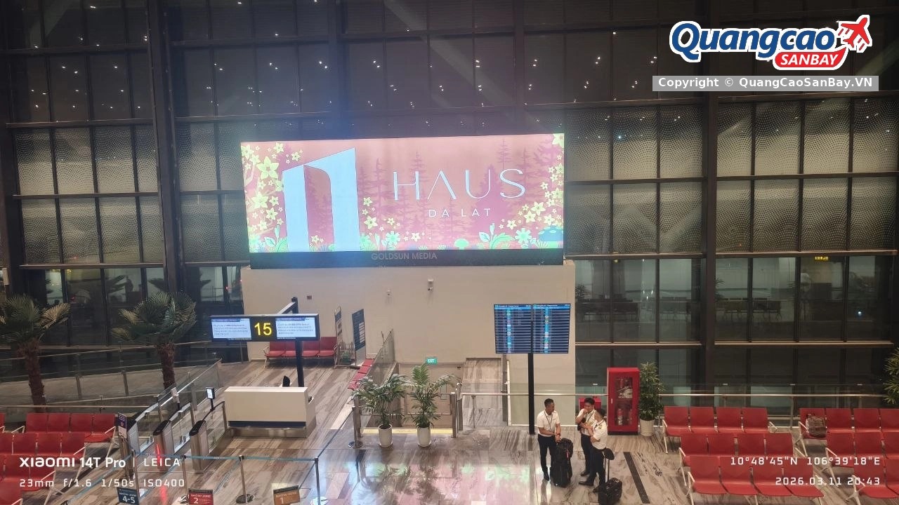 Sảnh chờ sân bay Tân Sơn Nhất đông đúc hành khách nhìn về phía quảng cáo HAUS DALAT