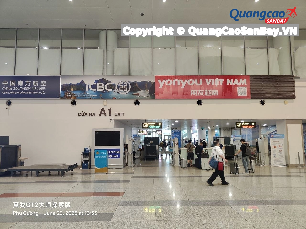 Toàn cảnh biển quảng cáo và khu vực cửa ra A1 Ga Quốc tế Sân bay Nội Bài