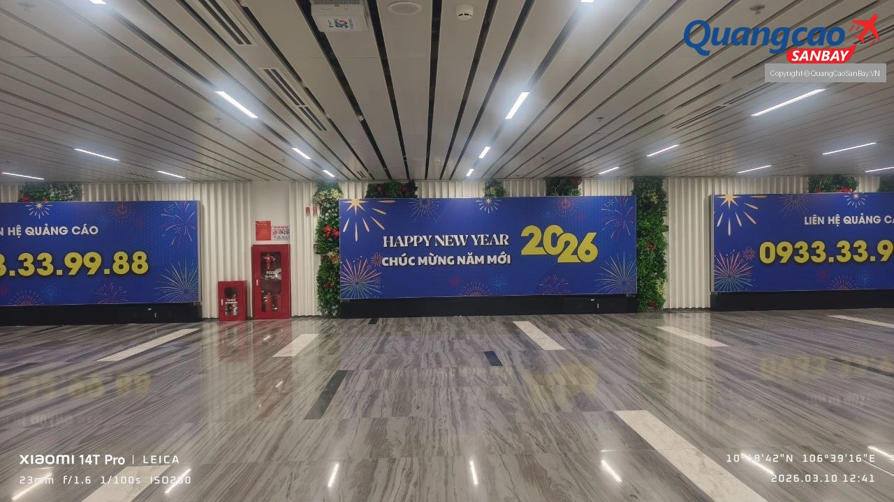 Ba hộp đèn hoặc bảng in kỹ thuật số hiển thị thông điệp Chúc mừng Năm Mới 2026 trên tường hành lang sân bay Tân Sơn Nhất, không có hành khách.