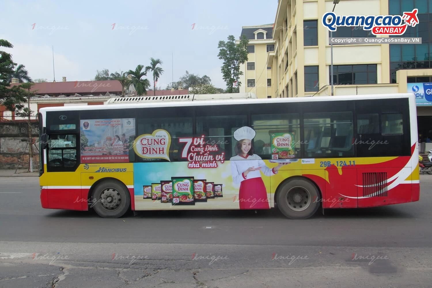 Quảng cáo mì Cung Đình tràn thân xe buýt Hà Nội