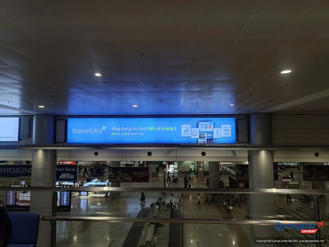 Hình ảnh quảng cáo Traveloka tại sảnh sân bay quốc tế, vị trí cao, dễ nhìn, cạnh các cửa hàng dịch vụ