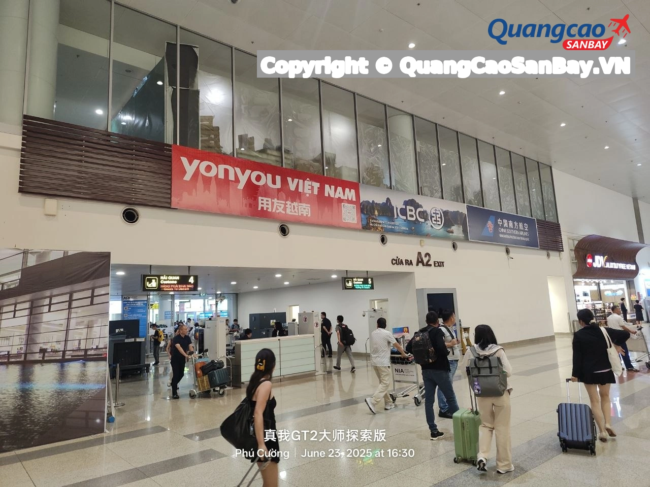 Biển quảng cáo YonYou, ICBC, China Southern Airlines tại cửa ra A2 Ga Quốc tế Nội Bài