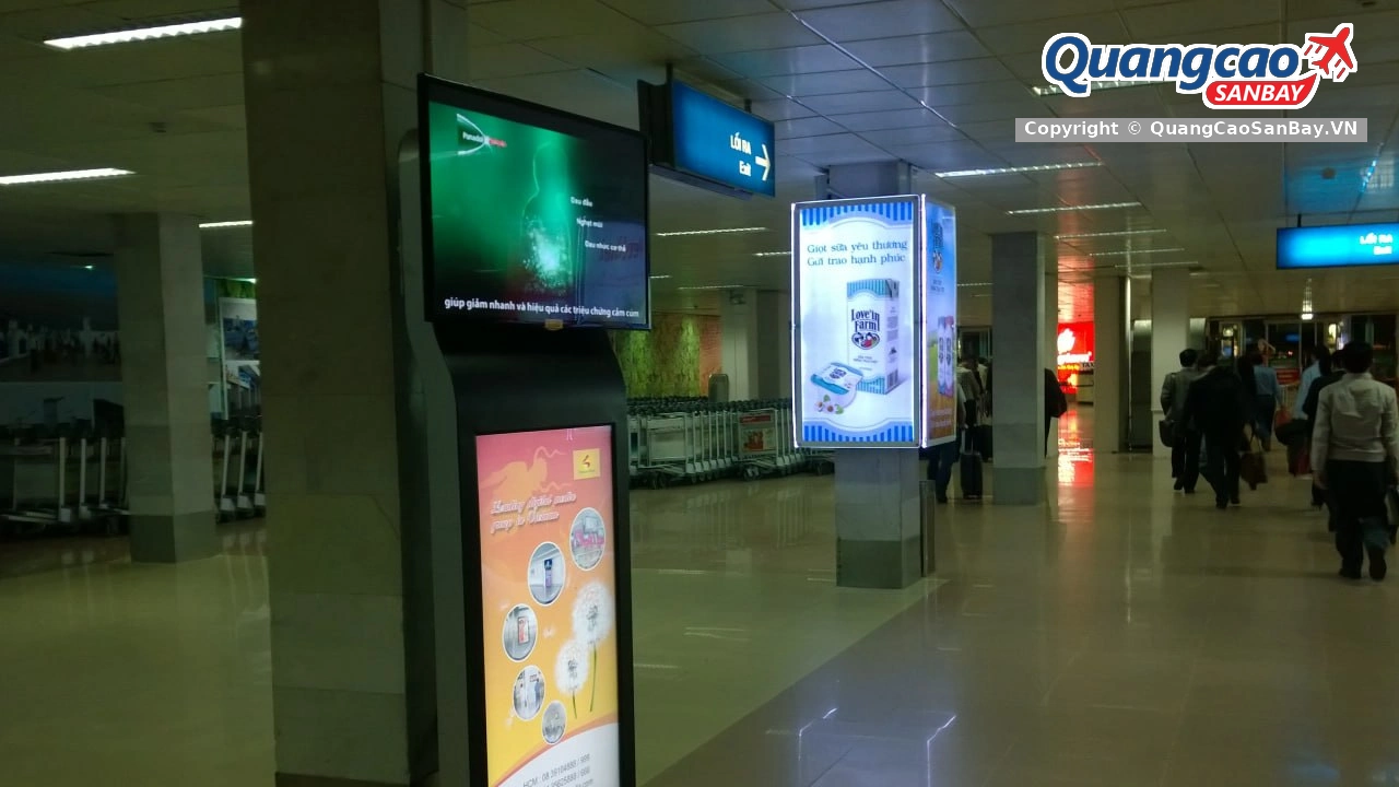 Màn hình LED và hộp đèn quảng cáo MILO tại hành lang chính sân bay