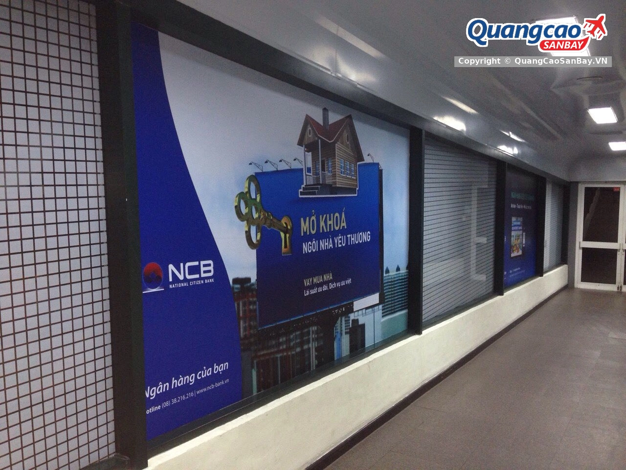 NCB giới thiệu dịch vụ MỞ KHOÁ NGÔI NHÀ YÊU THƯƠNG trên biển quảng cáo sân bay