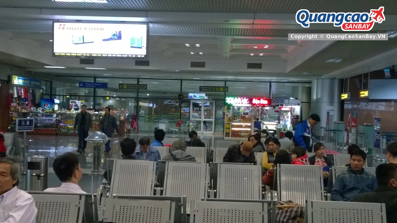 Biển bảng quảng cáo tĩnh của Vinamilk tại khu vực cách ly đi quốc nội sân bay Nội Bài