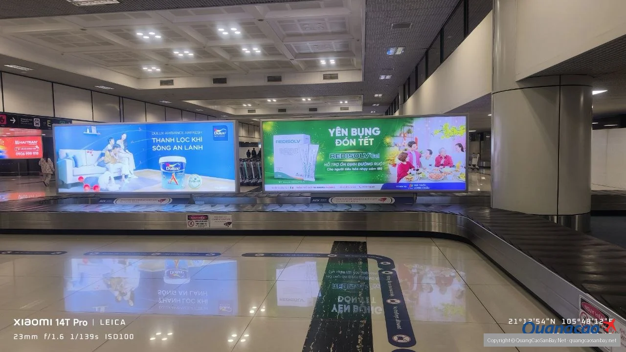 Toàn cảnh khu vực băng chuyền hành lý sân bay Nội Bài với quảng cáo OOH